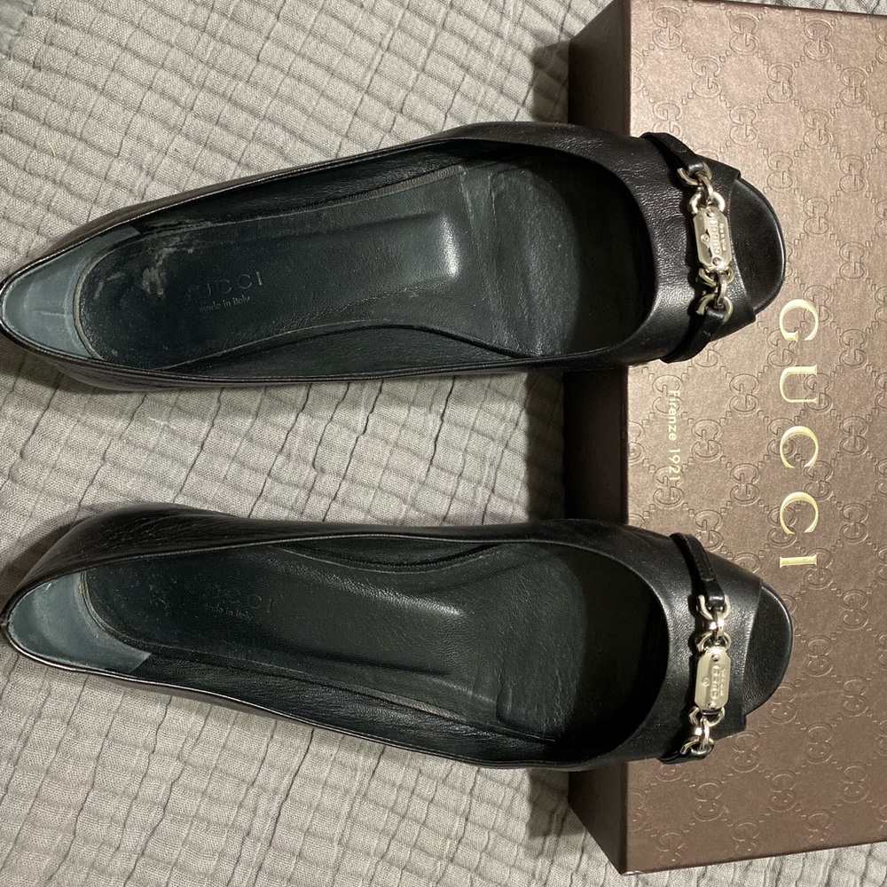 Gucci Black Salandia Patent Leather Silver Chain Peep Flats w/ box